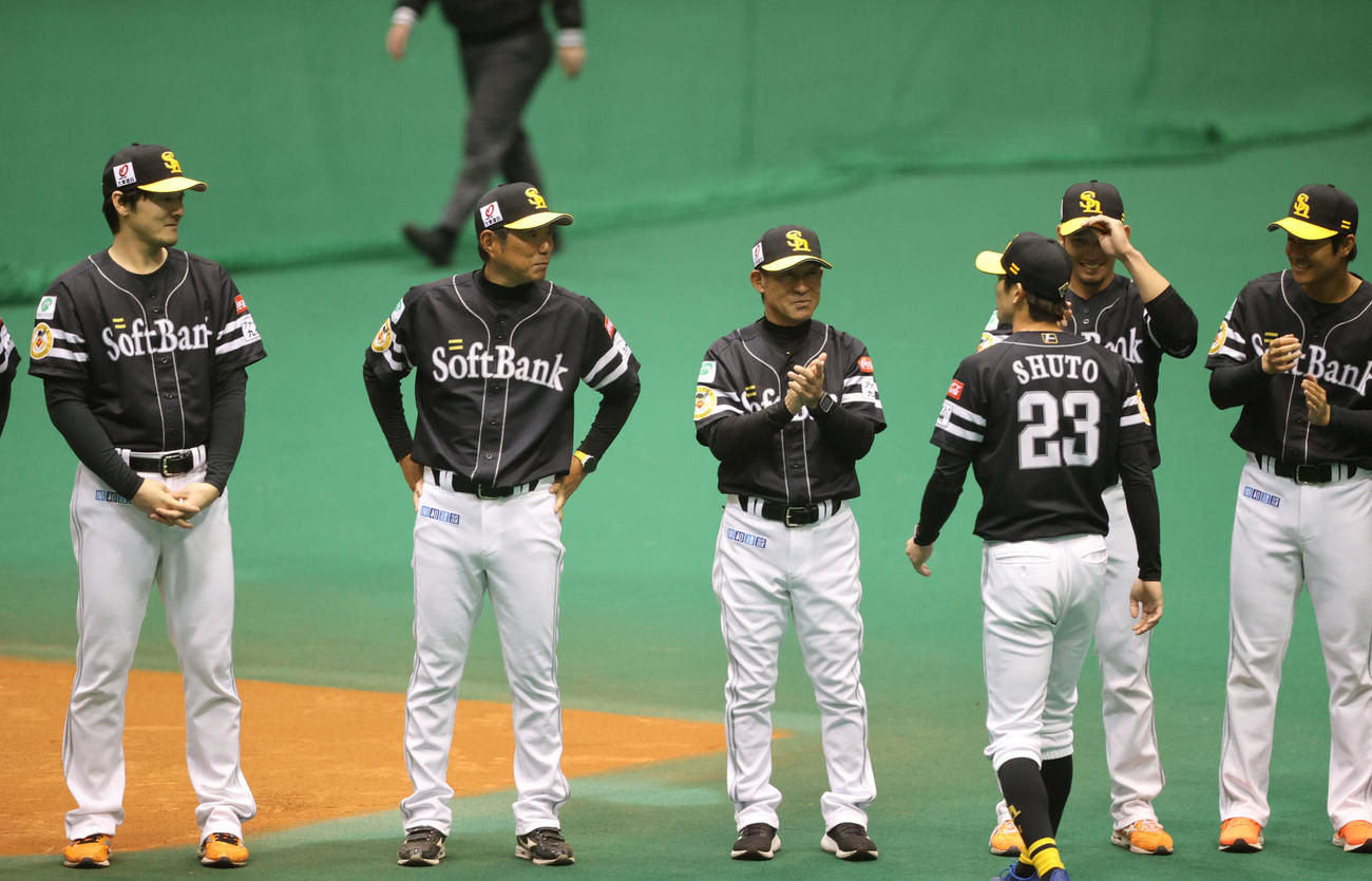 手締めを終え、奈良原コーチ（左から3人目）からの拍手を受ける周東、左から有原、小久保監督（撮影・梅根麻紀）