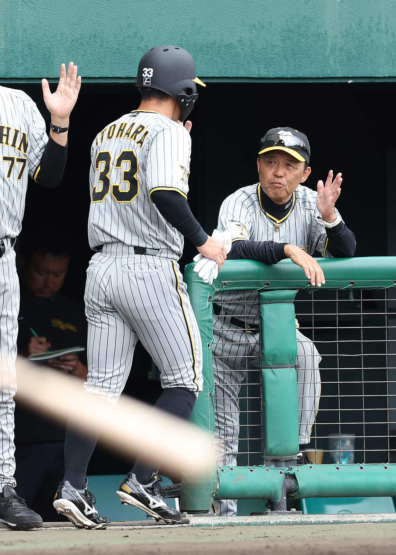 巨人対阪神　2回表阪神2死一、三塁、坂本の中前適時打で生還する糸原（左）を迎える岡田監督（撮影・河田真司）