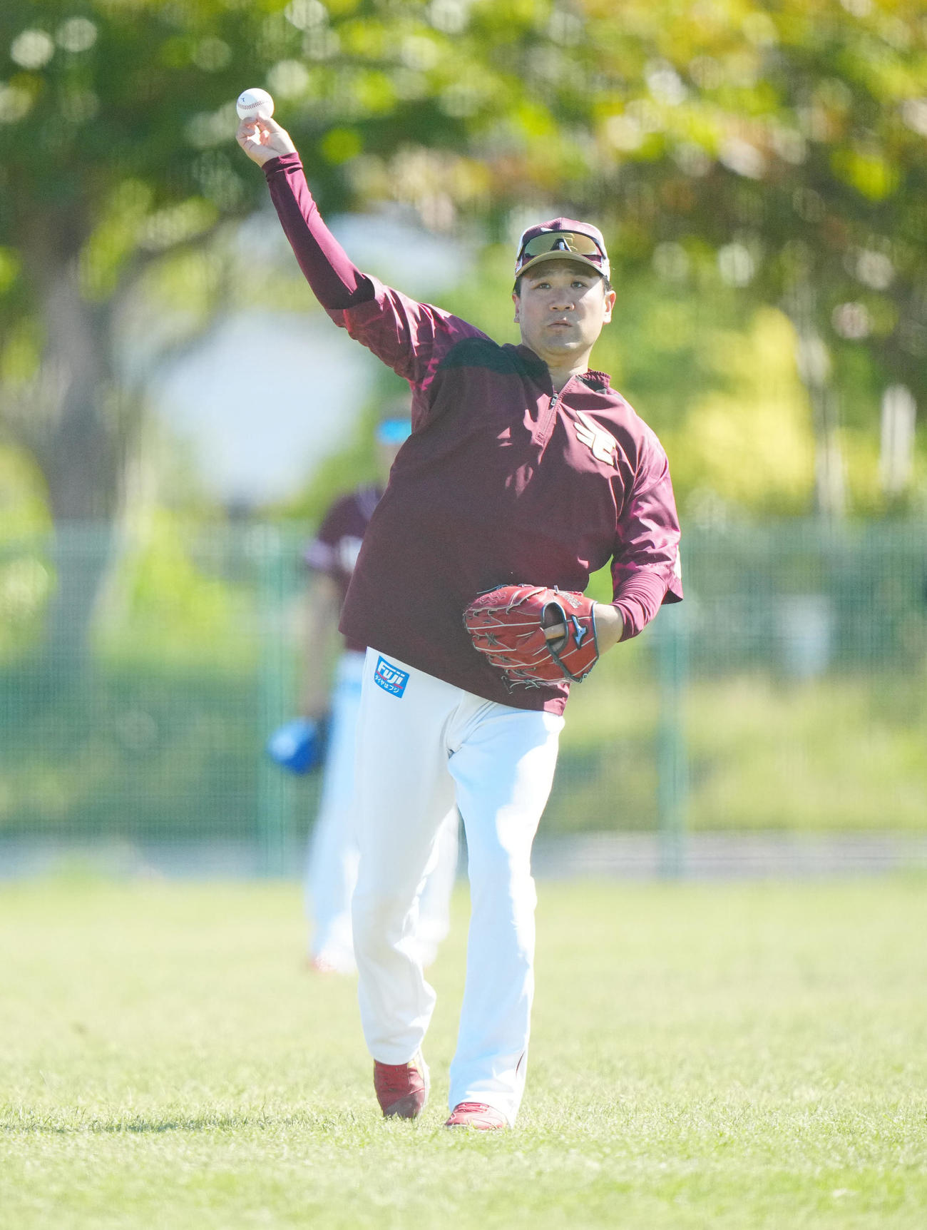 ロッテ対楽天　試合前練習でキャッチボールする楽天田中将（撮影・江口和貴）