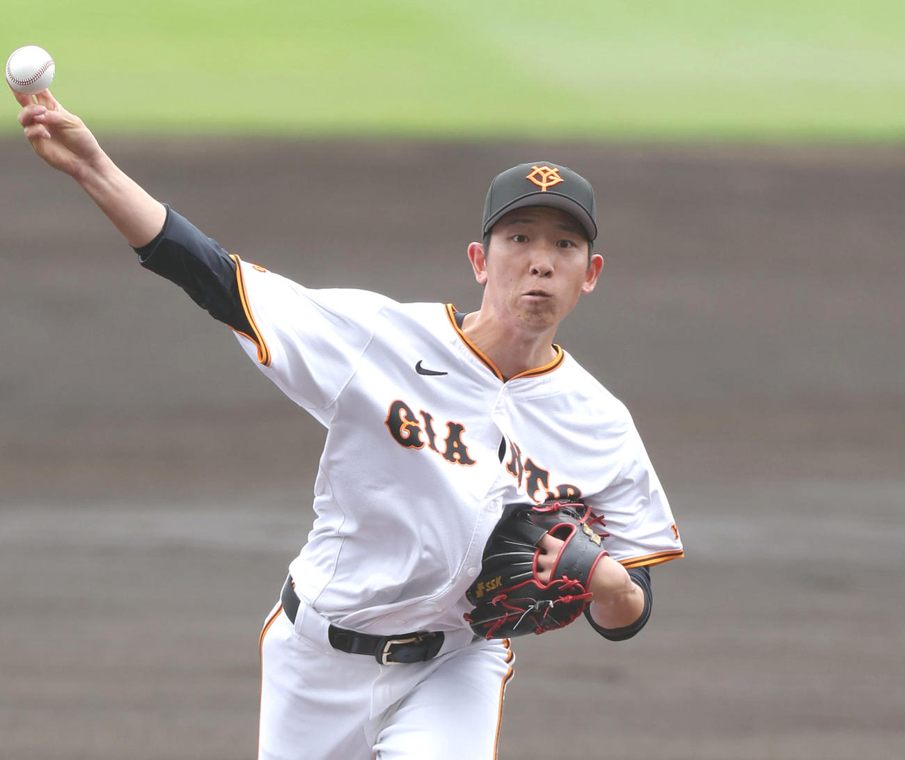 巨人対阪神　力投する巨人先発の戸郷（撮影・前田充）