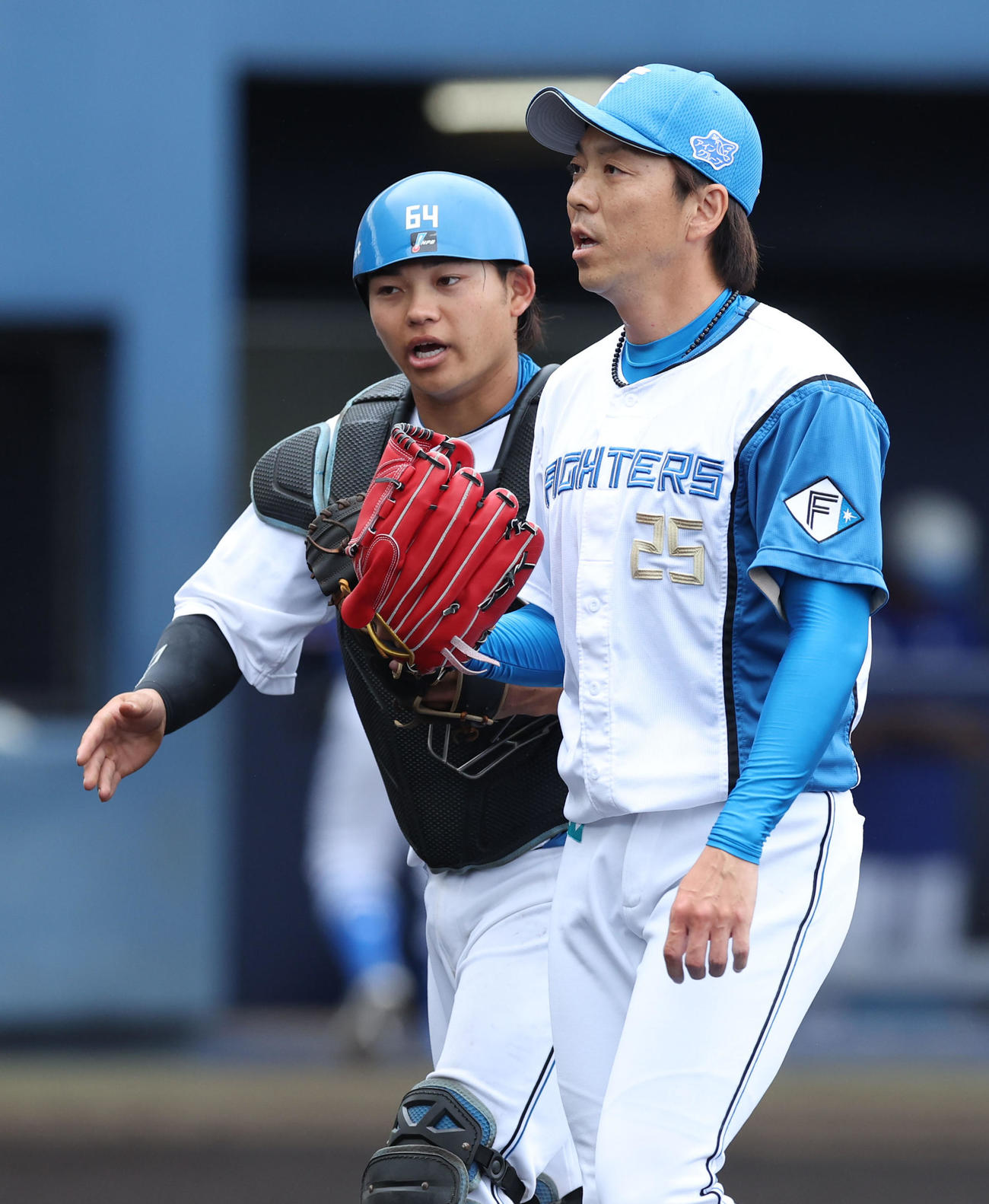 日本ハム対サムスン　3回表を無失点に抑えベンチに戻る日本ハムと宮西（右）と田宮（撮影・佐藤翔太）