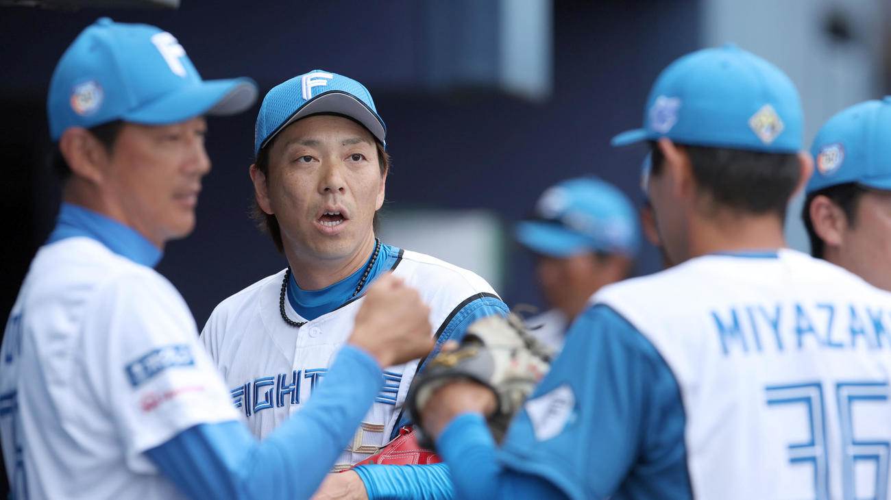 日本ハム対サムスン　3回表を無失点に抑えナインを出迎える日本ハム宮西（中央）（撮影・佐藤翔太）