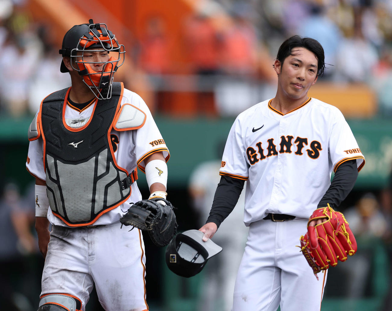 巨人対阪神　2回表を終え、ベンチに戻る大城卓（左）と赤星（撮影・河田真司）