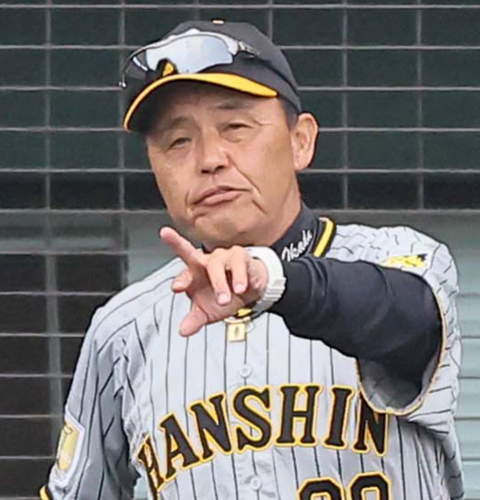 巨人対阪神　選手交代を告げる岡田監督（撮影・上田博志）