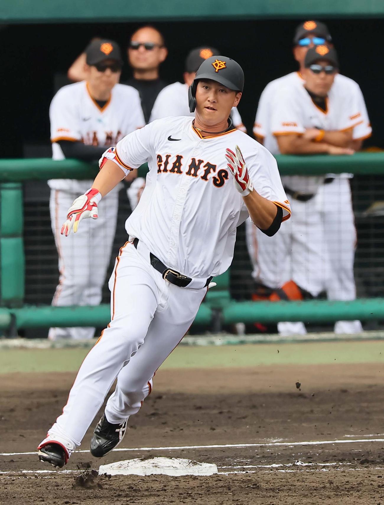 巨人対阪神　1回裏巨人1死一、二塁、秋広は中へ適時二塁打を放つ（撮影・上田博志）