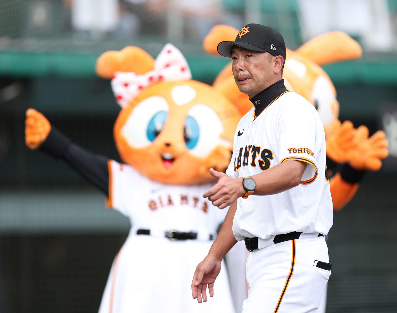 巨人対阪神　阪神に勝利し、観客の声援に応えながら引き揚げる巨人阿部監督（撮影・河田真司）