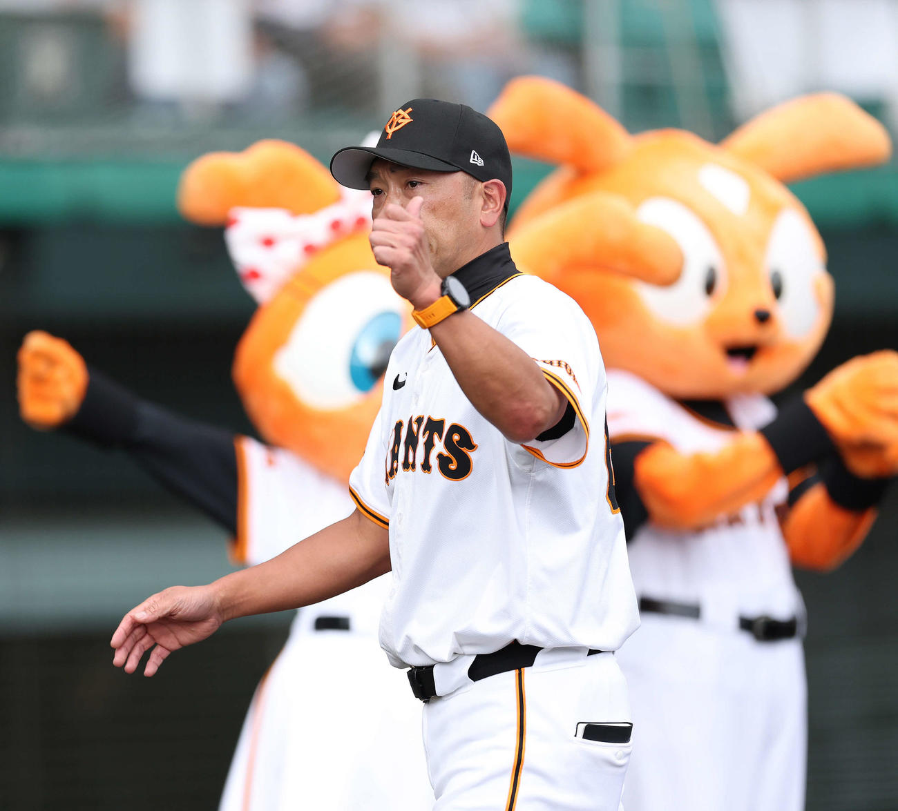 巨人対阪神　阪神に勝利し、観客の声援に応えながら引き揚げる巨人阿部監督（撮影・河田真司）