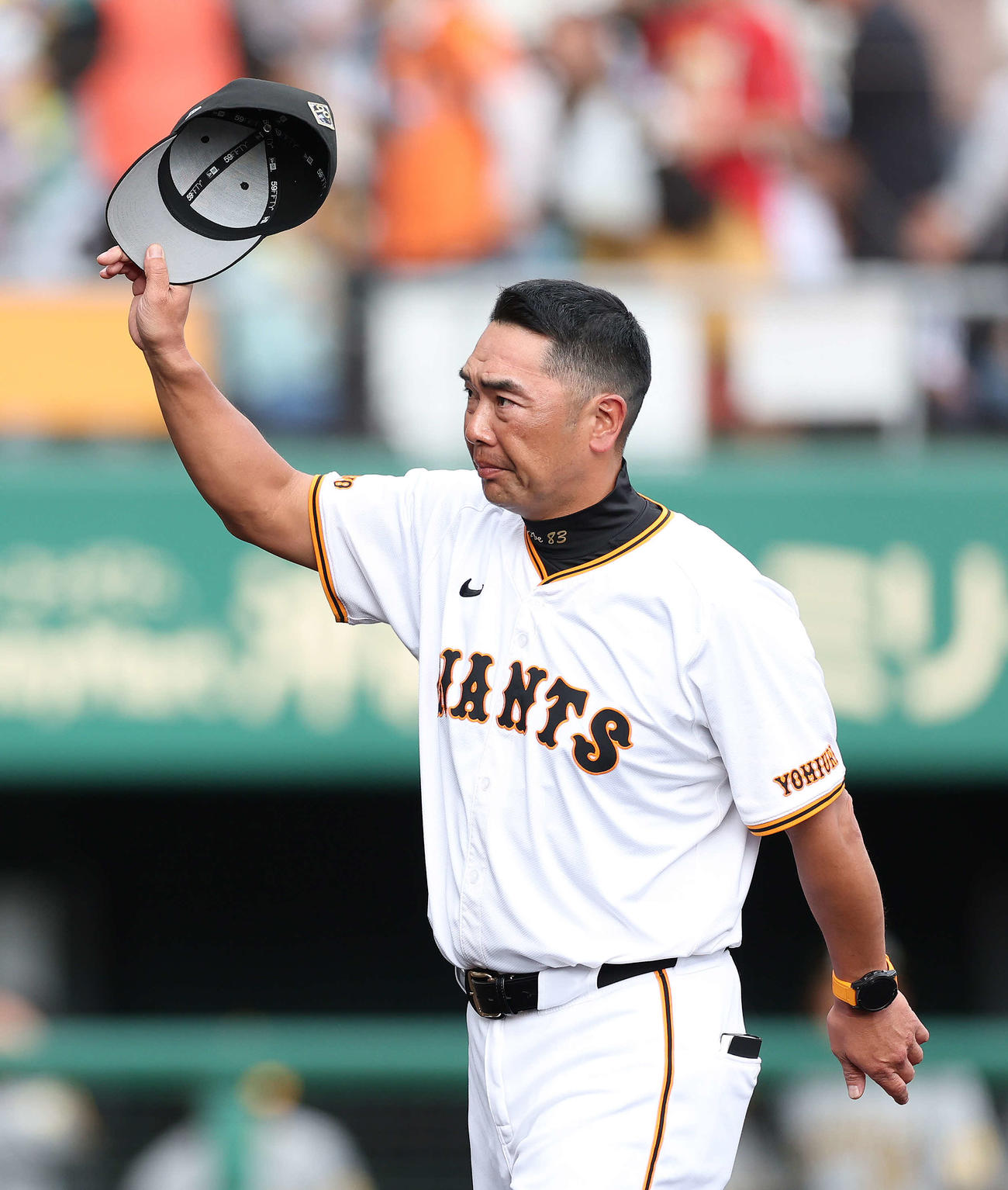 巨人対阪神　阪神に勝利し、観客席にあいさつする巨人阿部監督（撮影・河田真司）