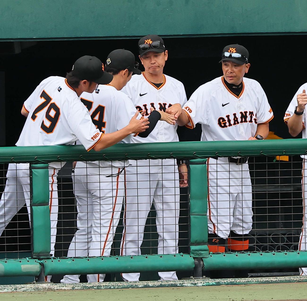 巨人対阪神　阿部監督（右）は阪神とのオープン戦に勝利し二岡智宏ヘッド兼打撃コーチ（右から2人目）らコーチ陣とタッチ（撮影・上田博志）