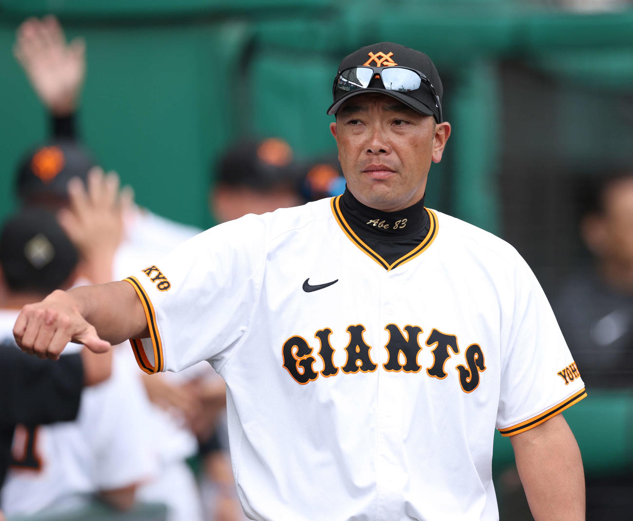 巨人対阪神　阪神に勝利し、タッチを交わしていく巨人阿部監督（撮影・河田真司）