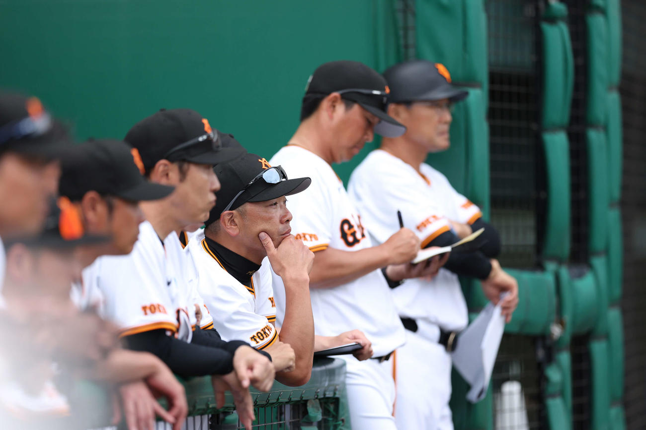 巨人対阪神　9回表、戦況を見守る巨人阿部監督（右から3人目）（撮影・河田真司）