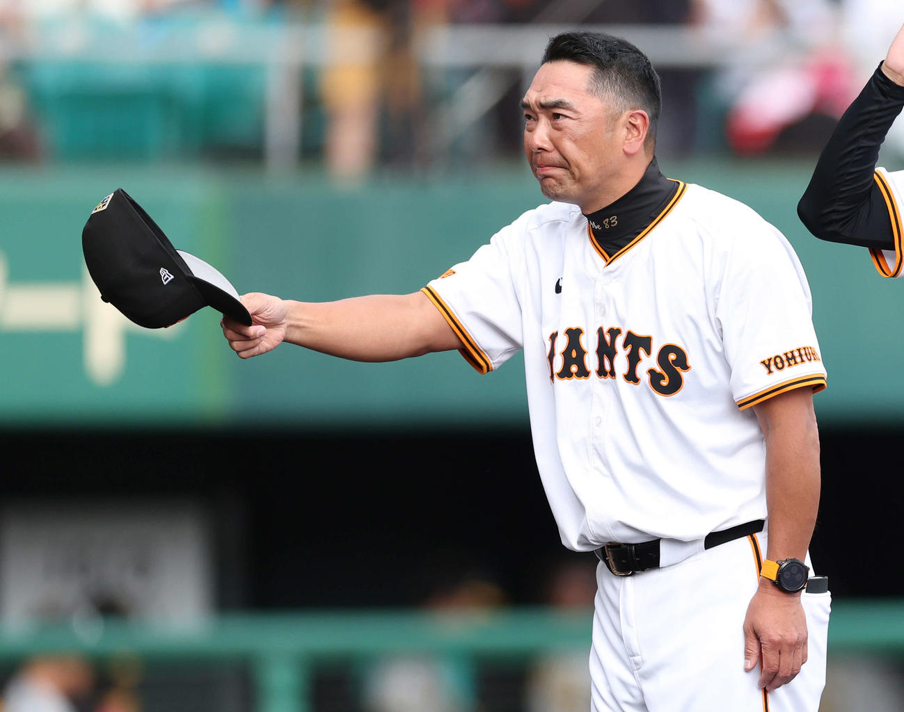 巨人対阪神　阪神に勝利し、観客にあいさつする巨人阿部監督（撮影・河田真司）