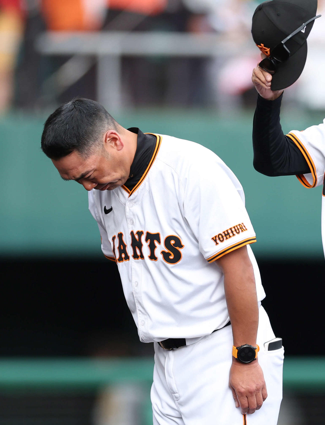 巨人対阪神　阪神に勝利し、あいさつする巨人阿部監督（撮影・河田真司）
