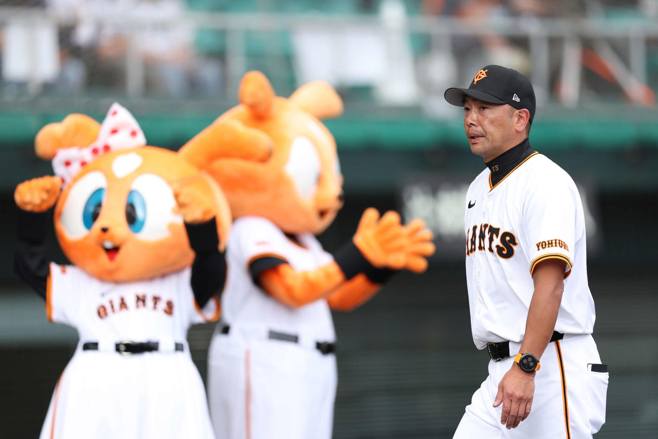 巨人対阪神　阪神に勝利し、あいさつを終えベンチに戻る巨人阿部監督（撮影・河田真司）