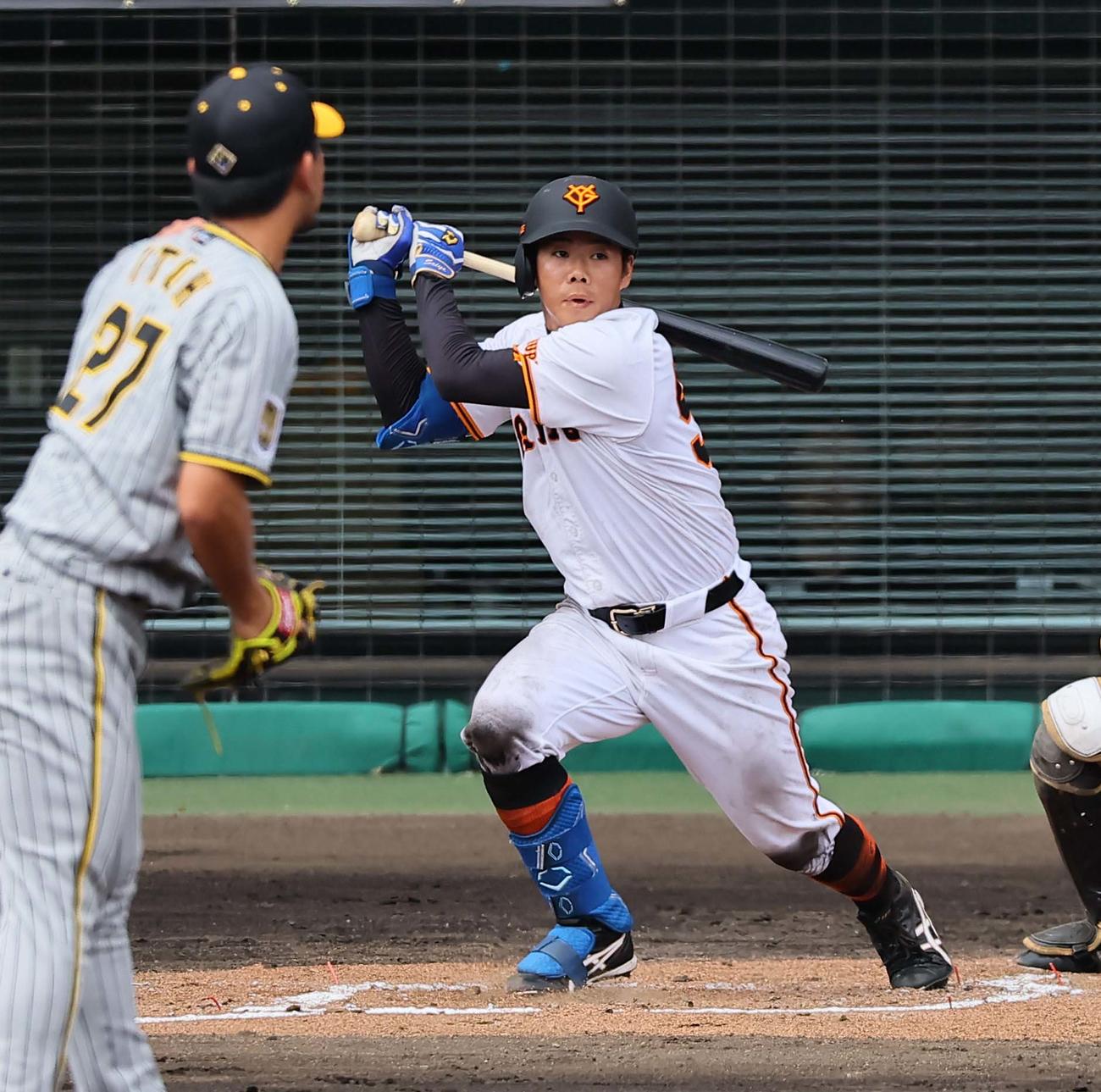 巨人対阪神　1回裏巨人1死一、三塁、松原は左前に適時打を放つ。投手伊藤将（撮影・上田博志）