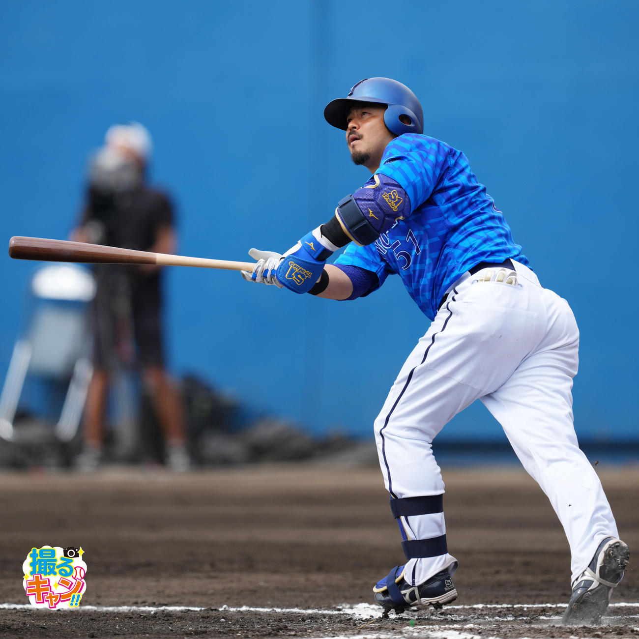 ヤクルト対ＤｅＮＡ　１回表ＤｅＮＡ２死一塁、左越え２点本塁打を放つ宮崎（撮影・横山健太）