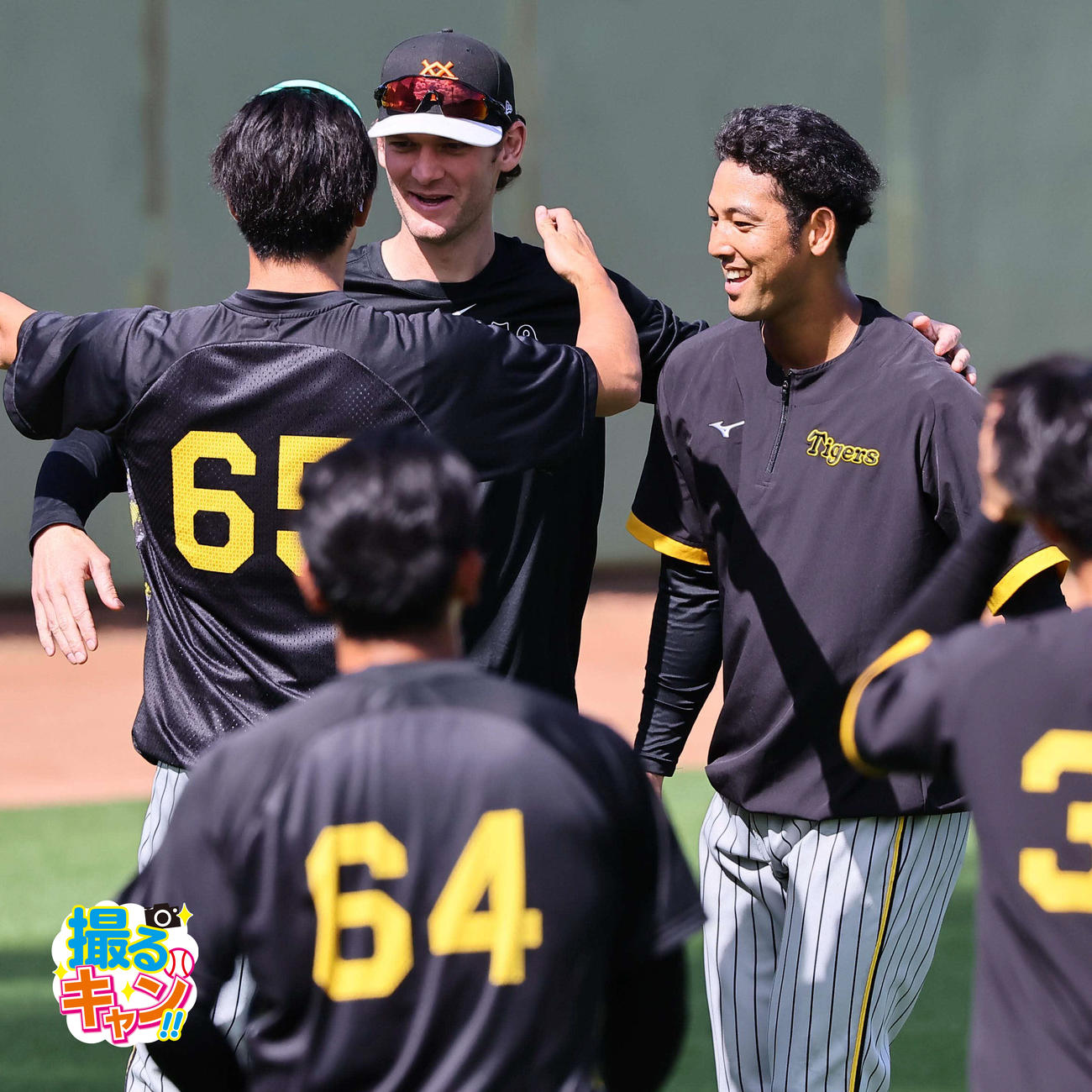 巨人カイル・ケラー（中央）は阪神投手陣にあいさつに訪れた（撮影・上田博志）