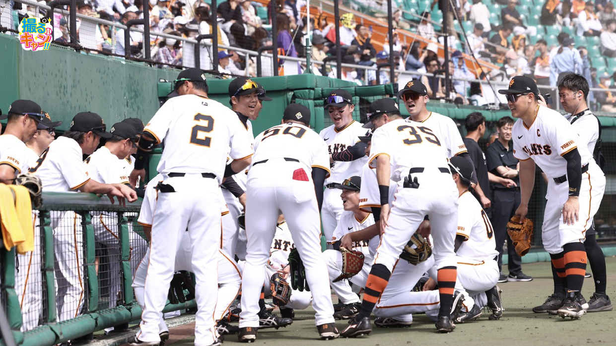 巨人対阪神　開始前、円陣を組む巨人ナイン（撮影・河田真司）