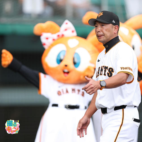 オープン戦　巨人対阪神　阪神に勝利し、観客の声援に応えながら引き揚げる巨人阿部慎之助監督（撮影・河田真司）