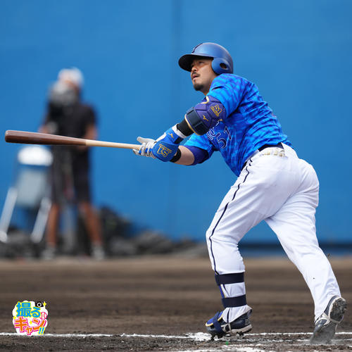 ヤクルト対ＤｅＮＡ　１回表ＤｅＮＡ２死一塁、左越え２点本塁打を放つ宮崎（撮影・横山健太）
