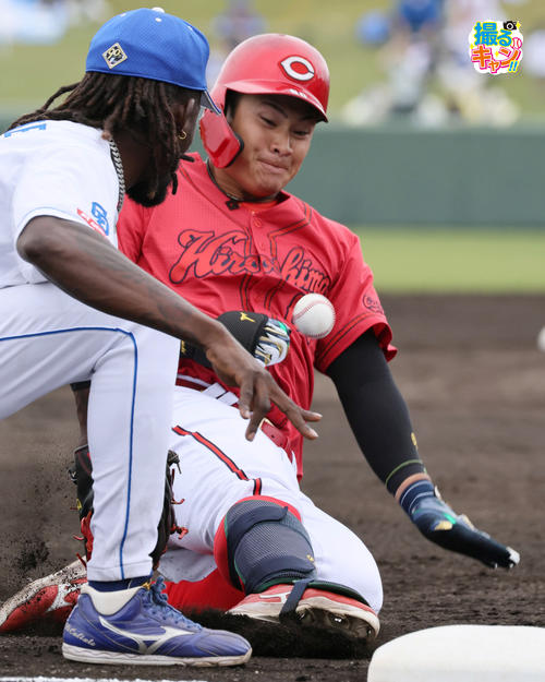 オープン戦中日対広島　１回表広島無死二塁、田村俊介は先制中越え三塁打を放ち、三塁に滑り込む。手前はオルランド・カリステ（撮影・加藤孝規）