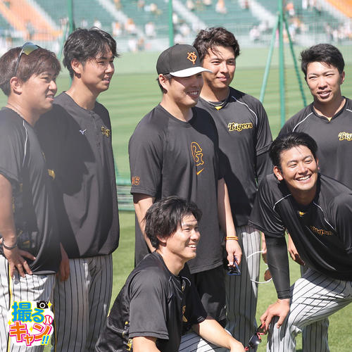 記念撮影する上段左から桐敷拓馬、浜地真澄、巨人馬場皐輔、椎葉剛、石井大智、下段左から湯浅京己、岡留英貴（撮影・上田博志）