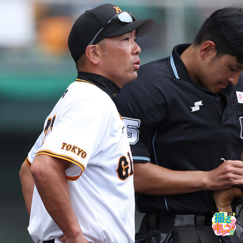 オープン戦　巨人対阪神　５回裏を終え、選手交代を告げる阿部慎之助監督（撮影・河田真司）