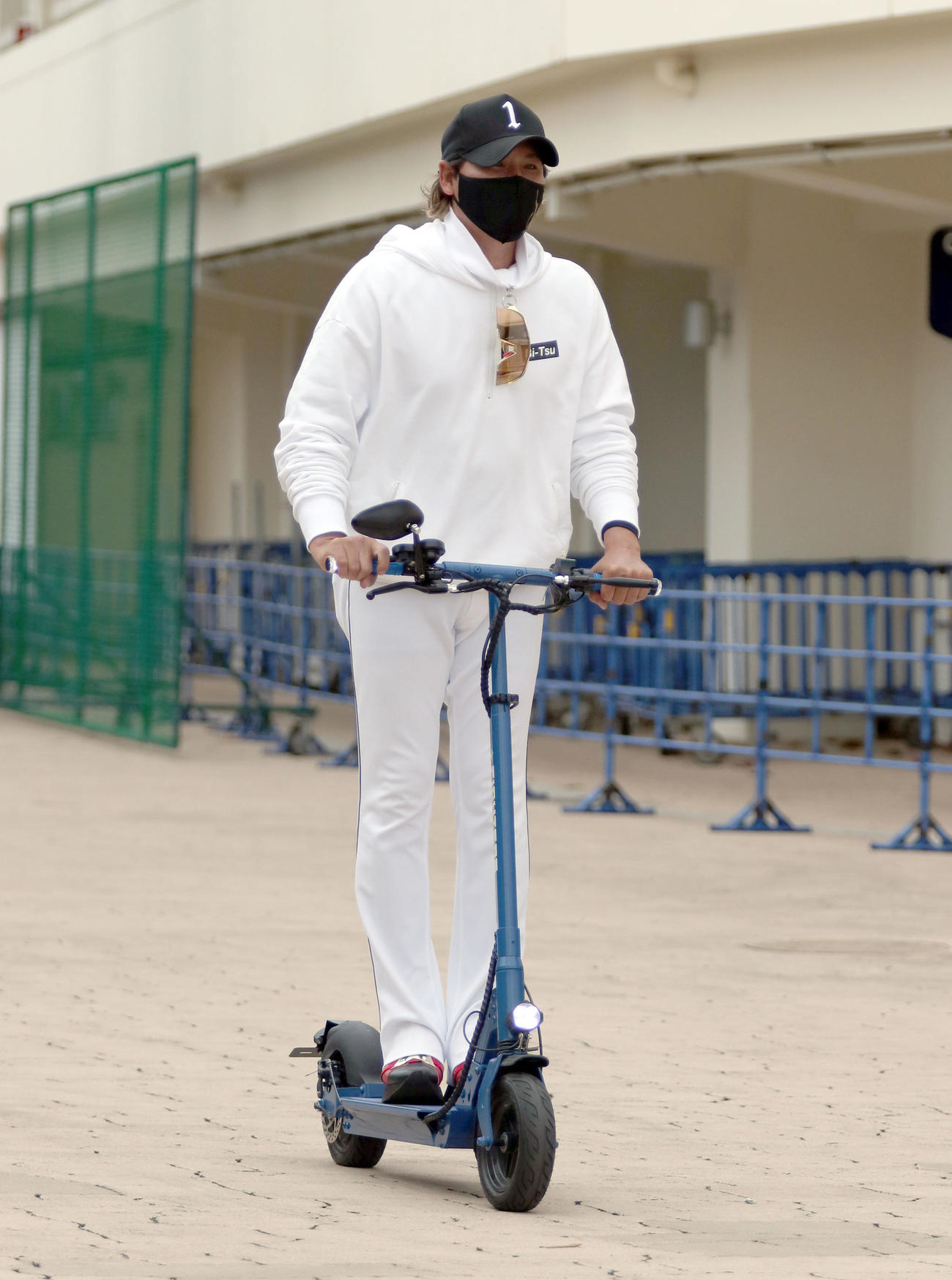 日本ハム対サムスン　試合後、電動キックボードで引き揚げる日本ハム新庄監督（撮影・佐藤翔太）
