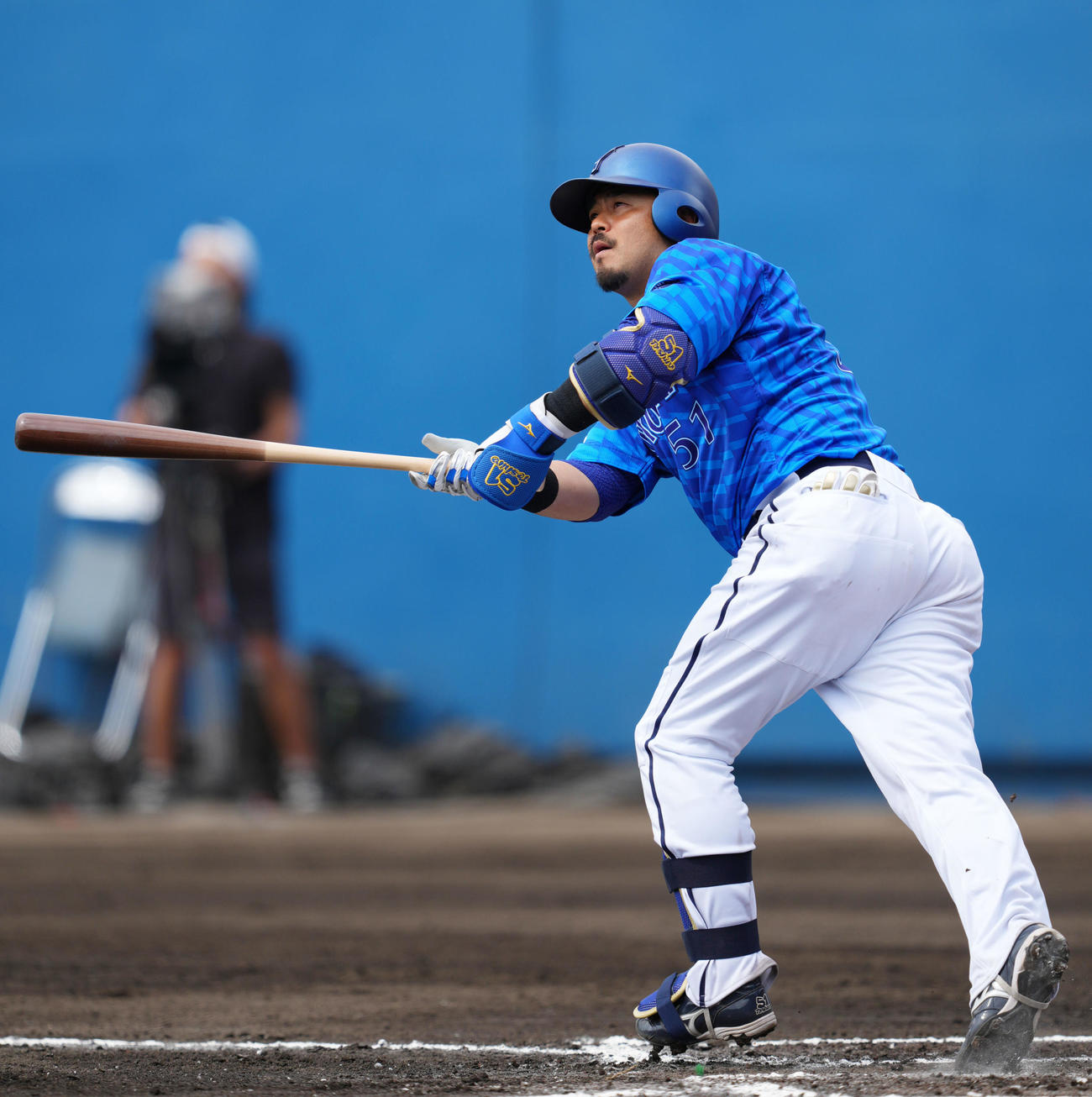 ヤクルト対DeNA 1回表DeNA2死一塁、左越え2点本塁打を放つ宮崎（撮影・横山健太）