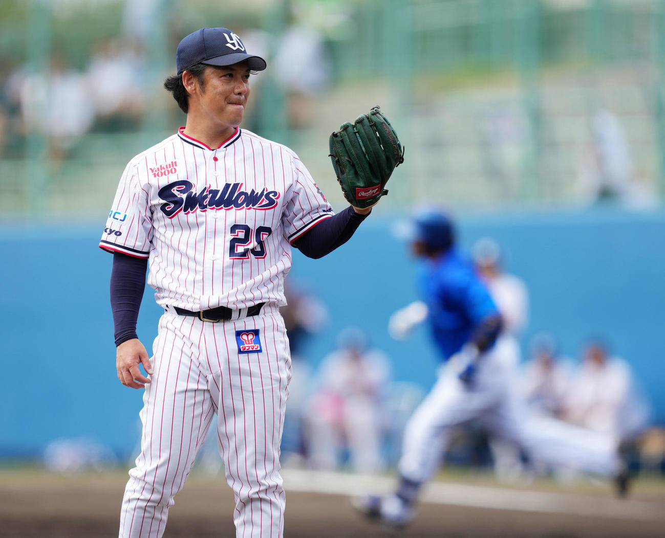 ヤクルト対DeNA 1回表DeNA2死一塁、宮崎に左越え2点本塁打を許す小川（撮影・横山健太）