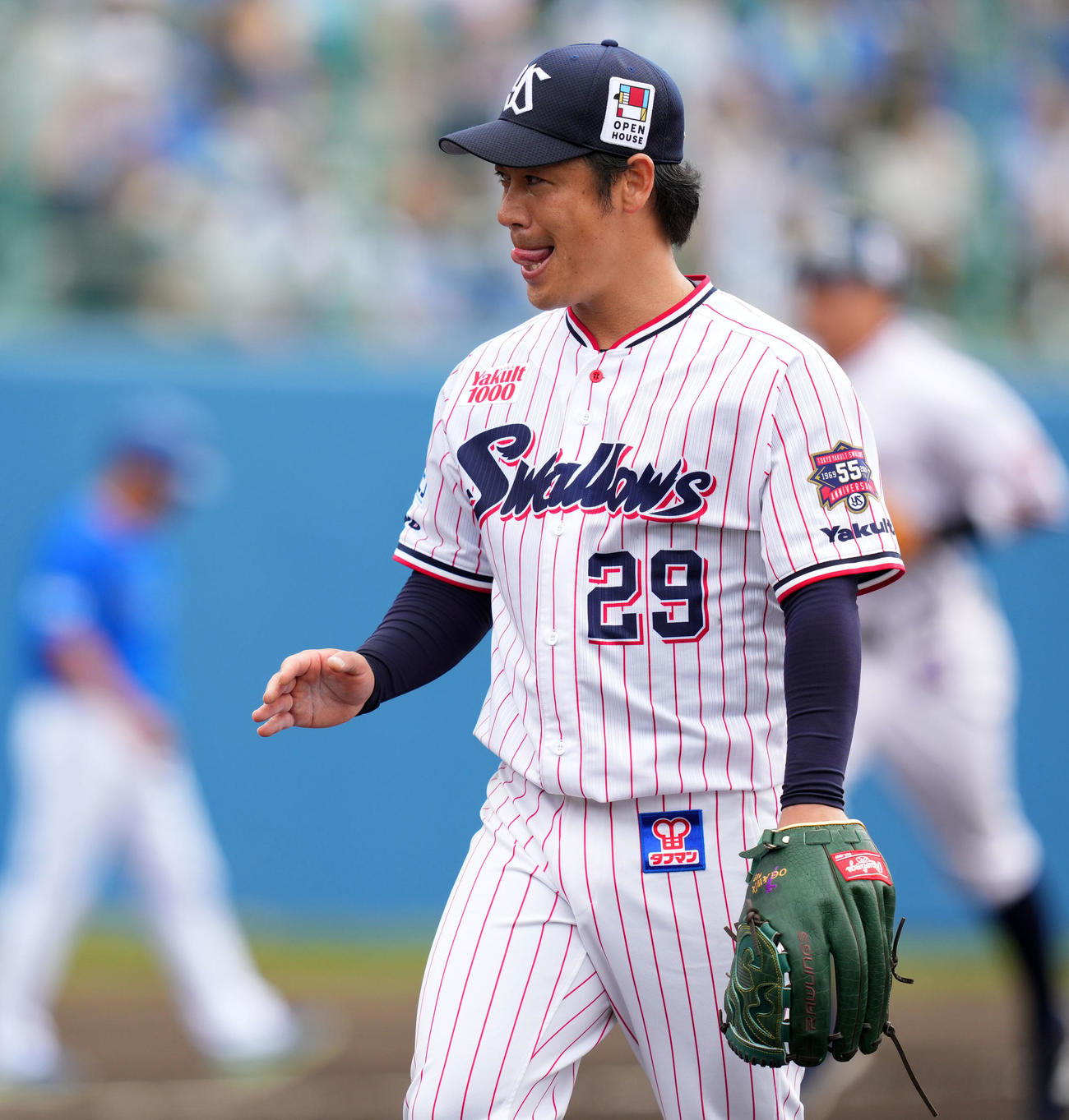 ヤクルト対DeNA 2回表を終え悔しげな表情で引き揚げるヤクルト小川（撮影・横山健太）