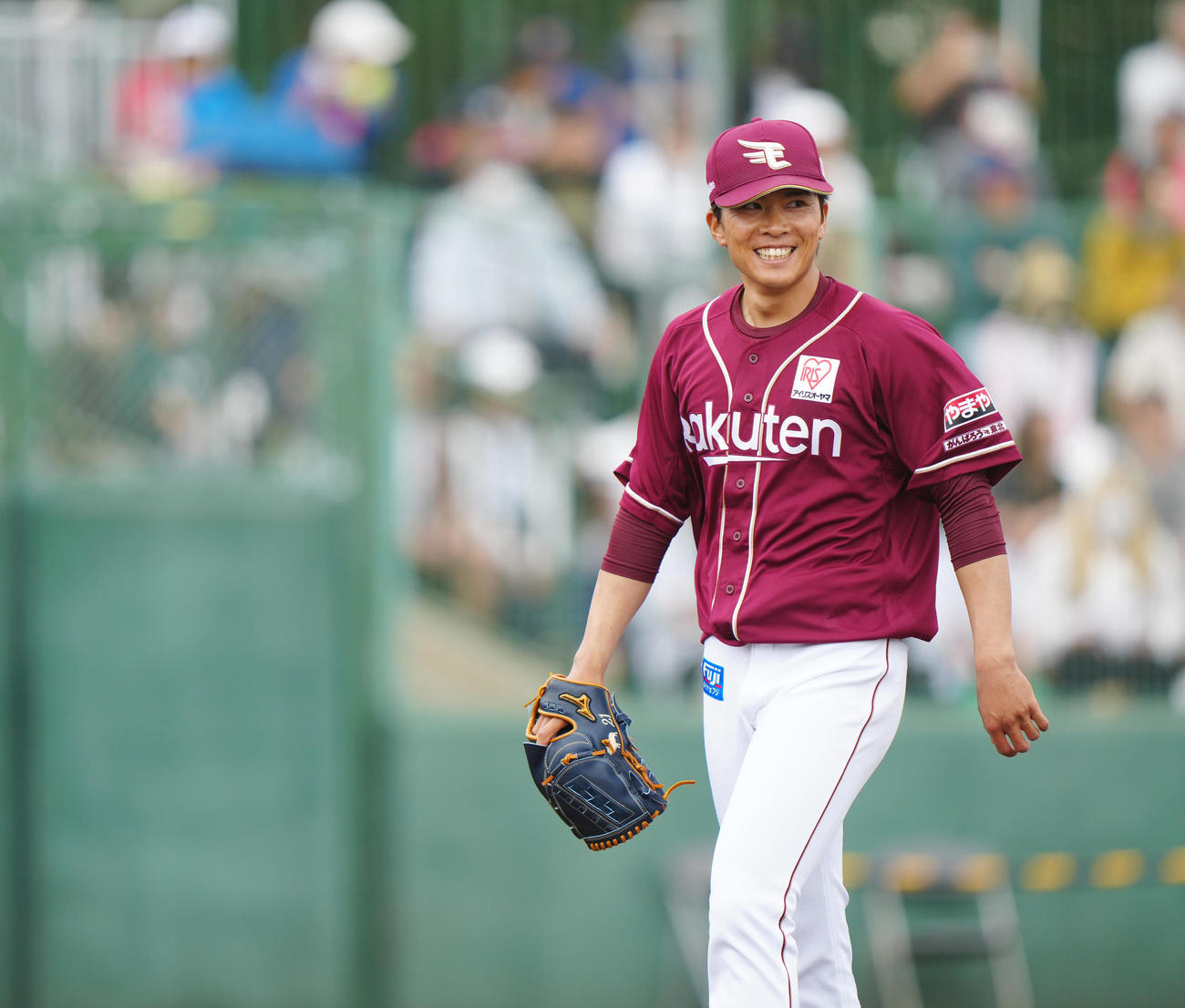 ロッテ対楽天　3回終了後、笑顔でベンチに引き揚げる楽天早川（撮影・江口和貴）