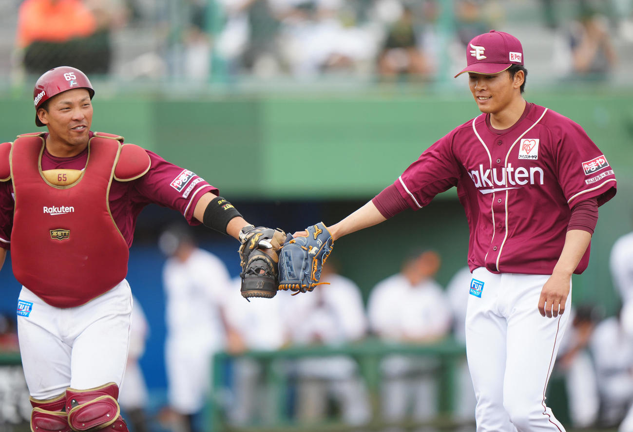 ロッテ対楽天　3回裏終了後、楽天捕手堀内（左）とタッチを交わしベンチに引き揚げる先発の早川（撮影・江口和貴）