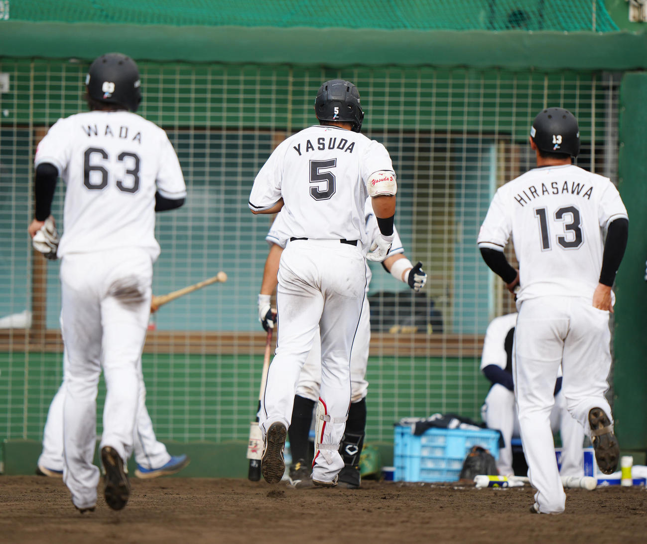 ロッテ対楽天　8回裏ロッテ2死二、三塁、3点本塁打を放ち、ベンチに引き揚げる安田（中央）（撮影・江口和貴）