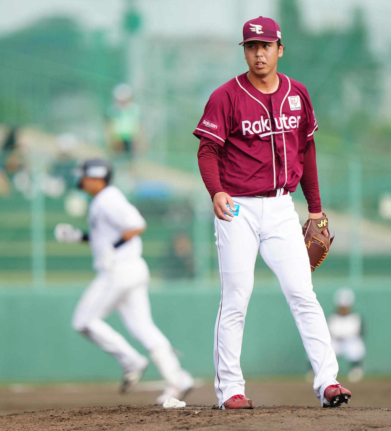 ロッテ対楽天　8回裏ロッテ2死二、三塁、安田（後方）に3点本塁打を浴びた宮森（撮影・江口和貴）
