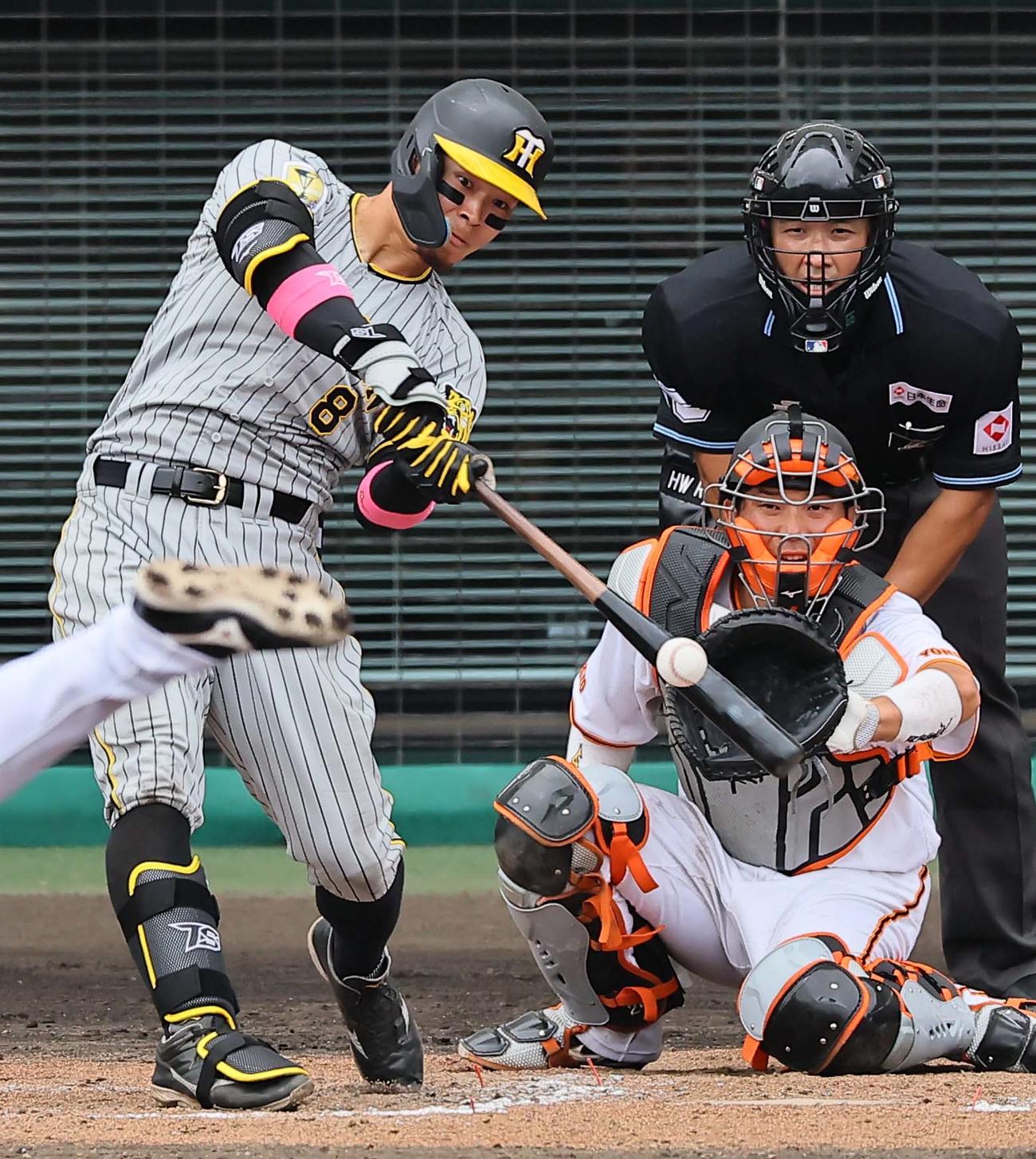 巨人対阪神　3回表阪神2死二塁、右越え2点本塁打を放つ佐藤輝（撮影・上田博志）