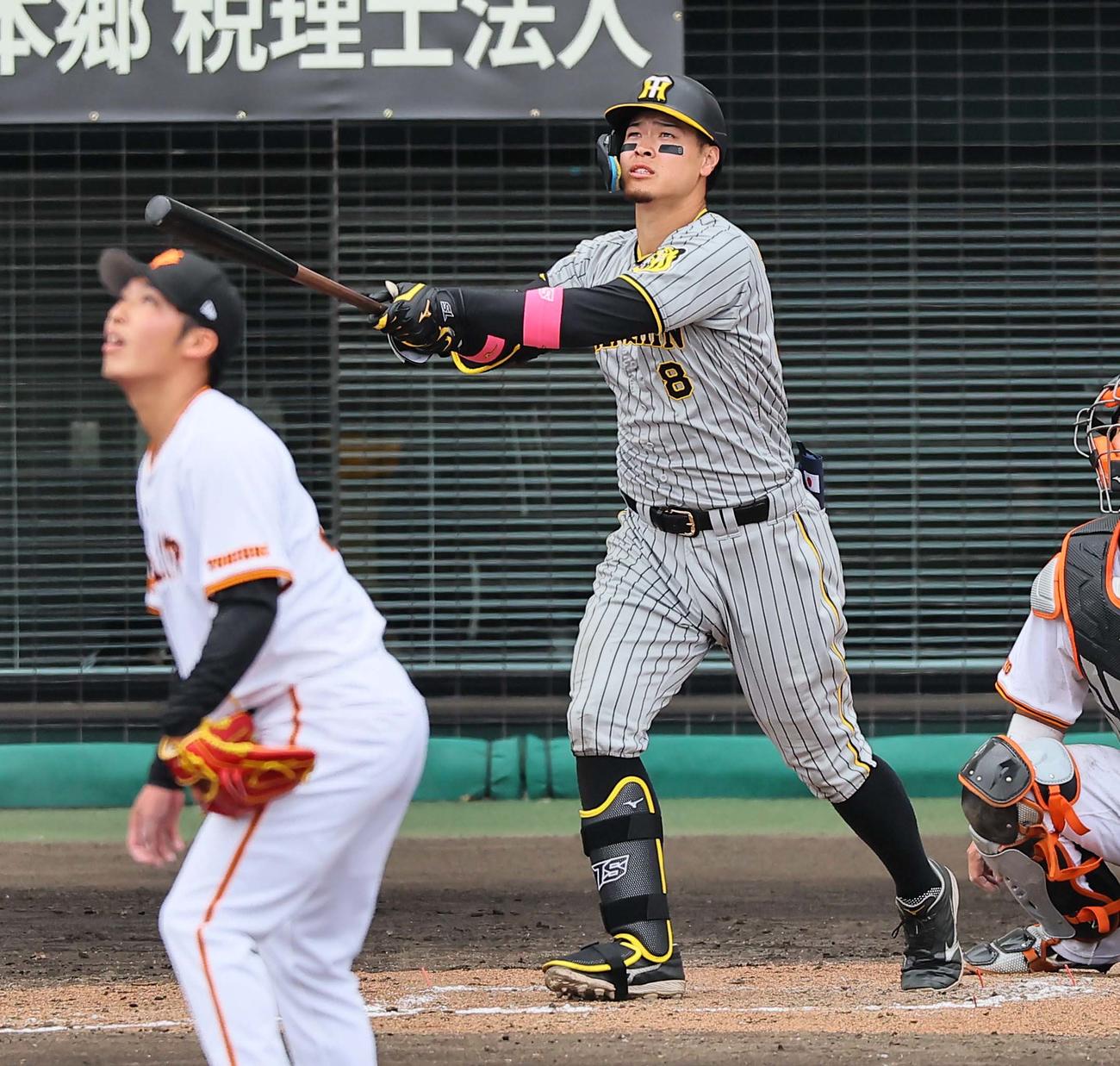 巨人対阪神　3回表阪神2死二塁、右越え2点本塁打を放つ佐藤輝（撮影・上田博志）