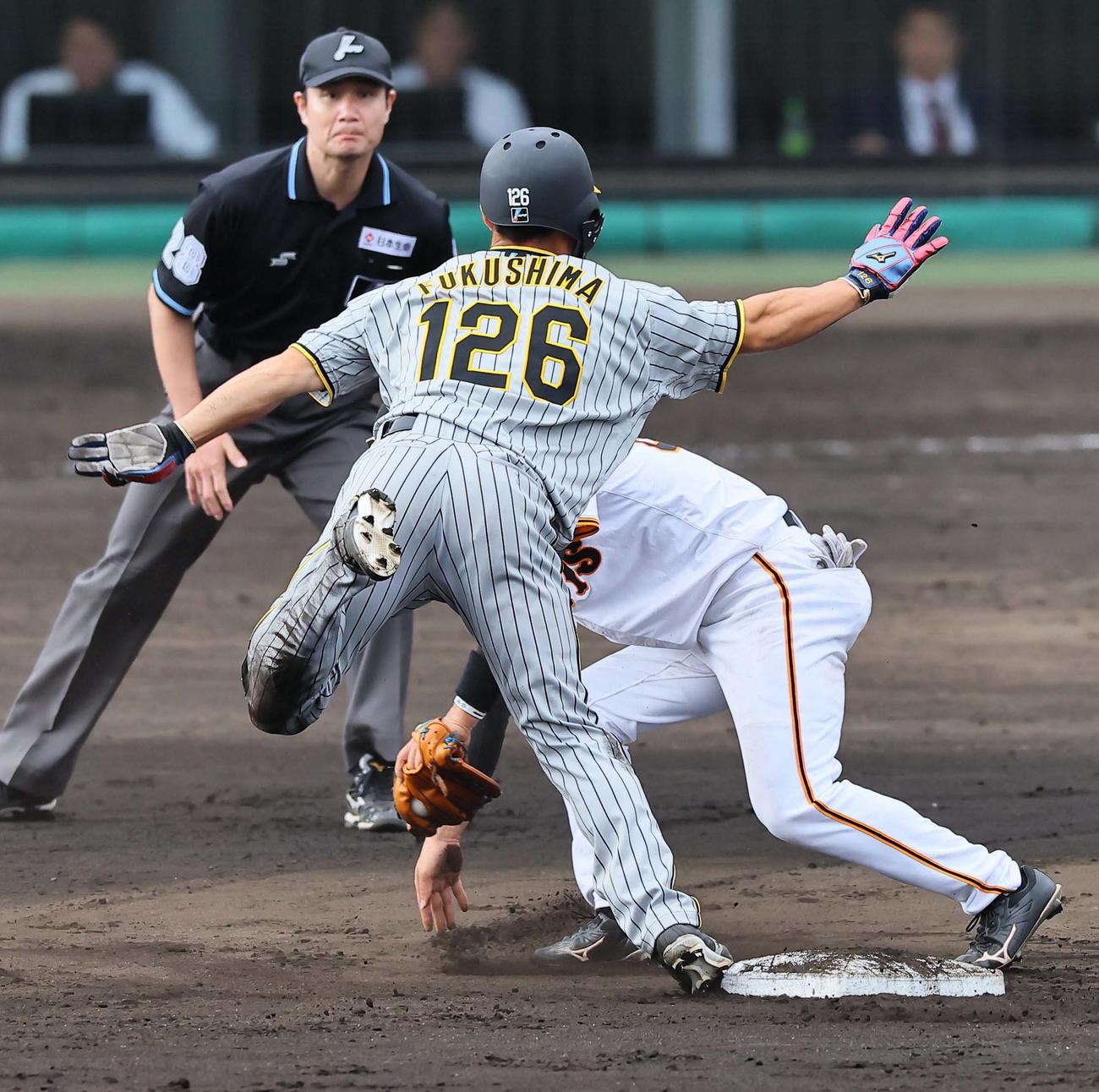 巨人対阪神　9回表阪神2死一塁、福島は二盗に成功する（撮影・上田博志）
