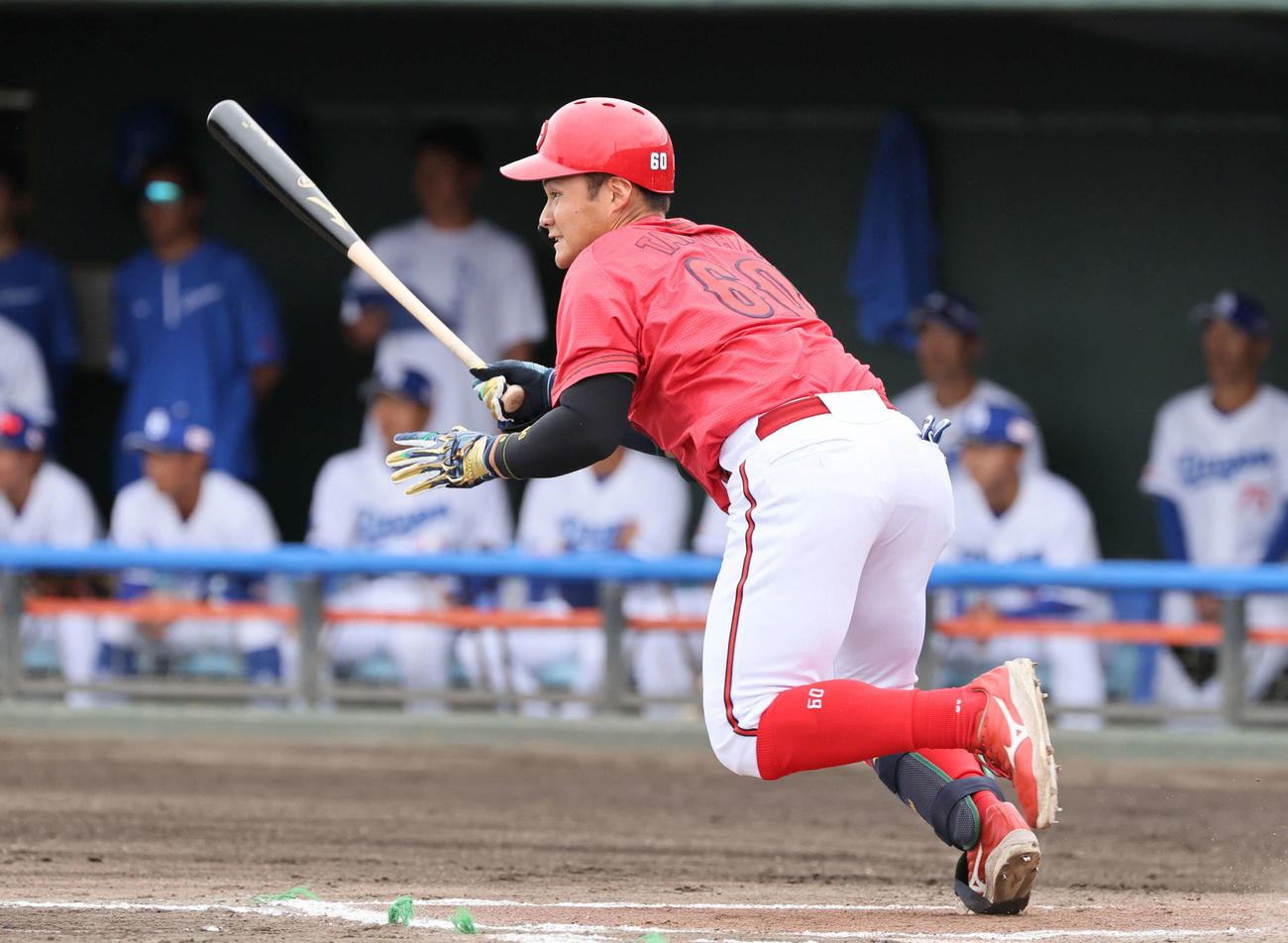 中日対広島　1回表広島無死二塁、田村は先制中越え三塁打を放つ（撮影・加藤孝規）
