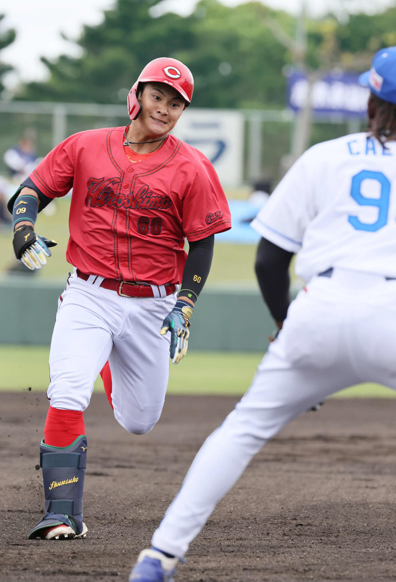 中日対広島　1回表広島無死二塁、田村は先制中越え三塁打を放ち、三塁に滑り込む。手前はカリステ（撮影・加藤孝規）