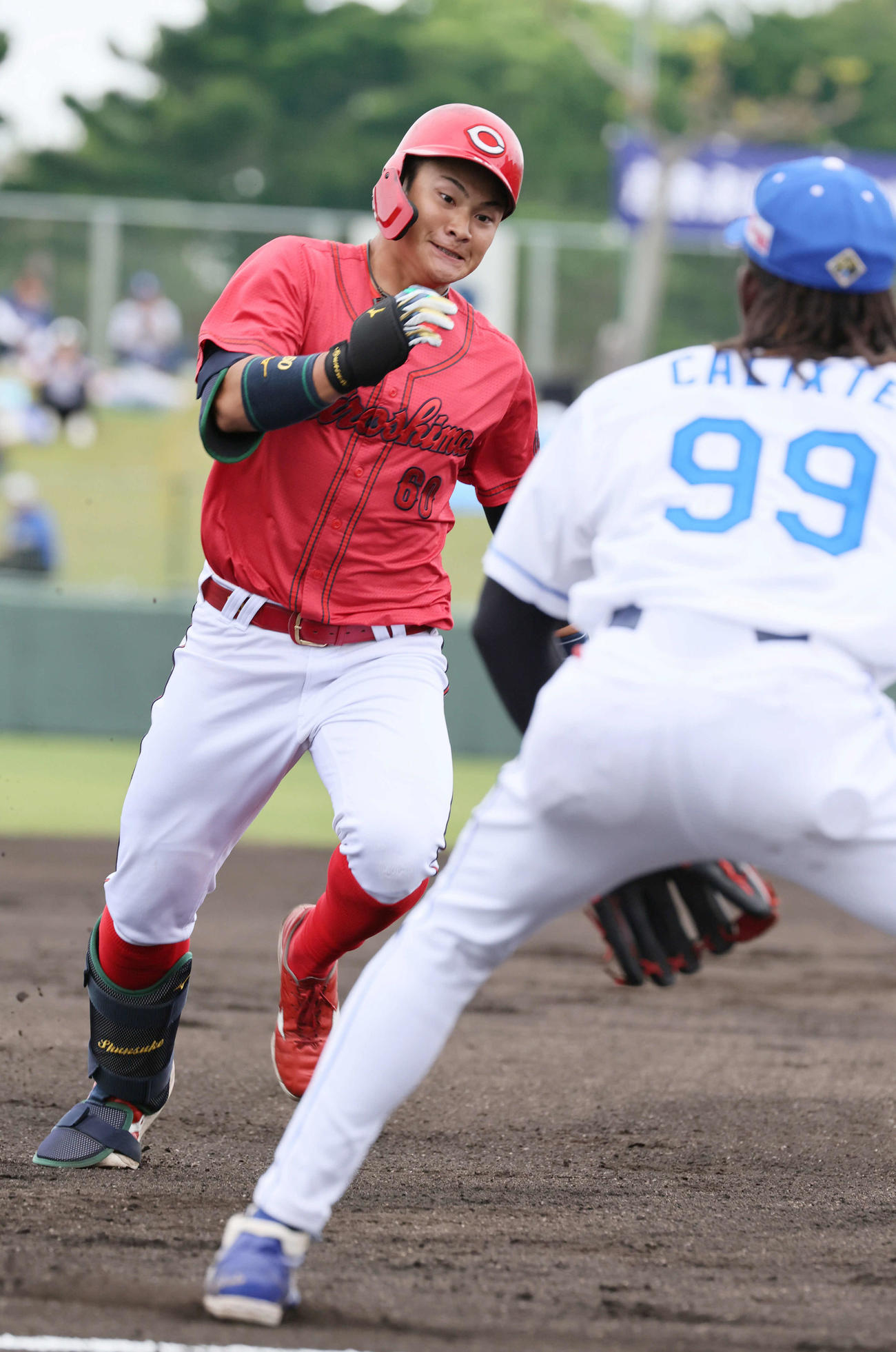 中日対広島　1回表広島無死二塁、田村は先制中越え三塁打を放ち、三塁に滑り込む。手前はカリステ（撮影・加藤孝規）