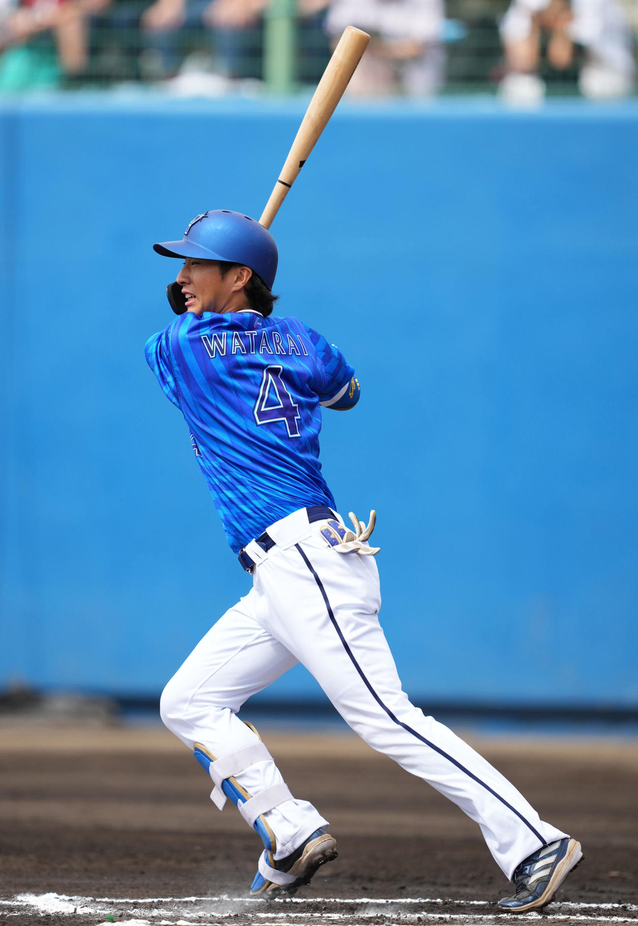 ヤクルト対DeNA 1回表DeNA無死、二塁への内野安打を放つ度会（撮影・横山健太）