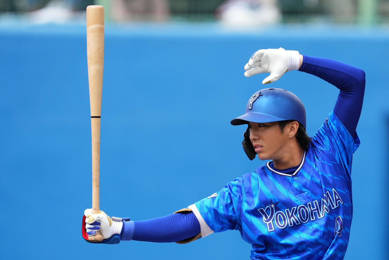ヤクルト対DeNA 1回表DeNA無死、打席に立つ度会（撮影・横山健太）
