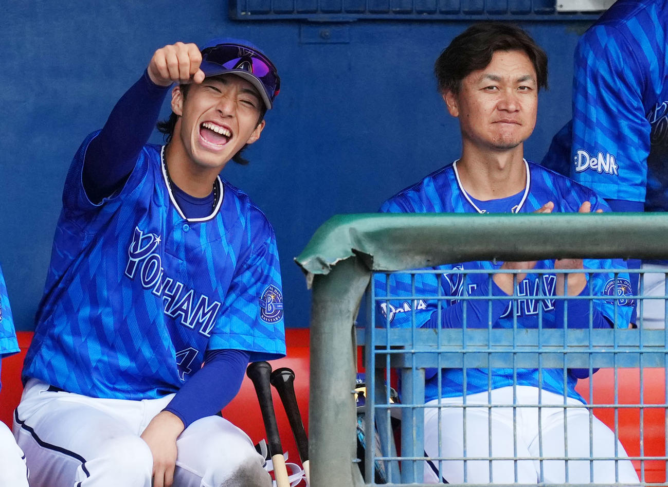 ヤクルト対DeNA　ベンチから声援を送るDeNA度会。右は大和（撮影・横山健太）