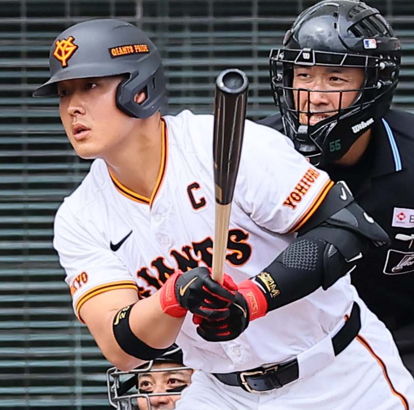 巨人対阪神　1回裏巨人1死二、三塁、岡本和は右前に先制適時打を放つ（撮影・上田博志）