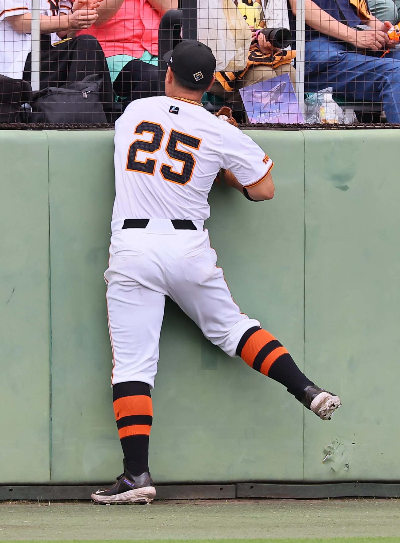 巨人対阪神　2回表阪神1死、岡本和は前川の一邪飛を好捕する（撮影・上田博志）