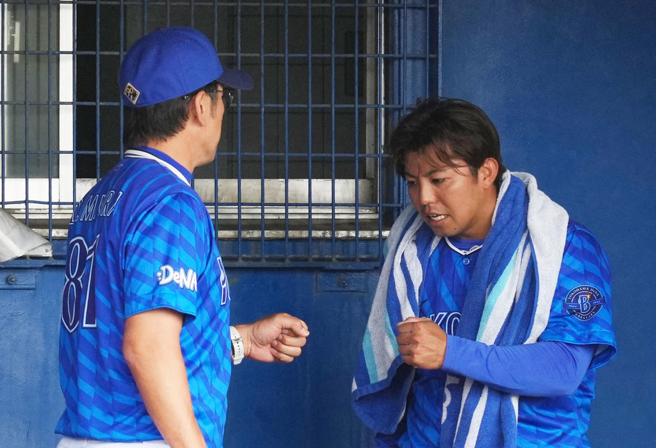 ヤクルト対DeNA 2回を無失点に抑えたDeNA東（右）は三浦監督とタッチを交わす（撮影・横山健太）