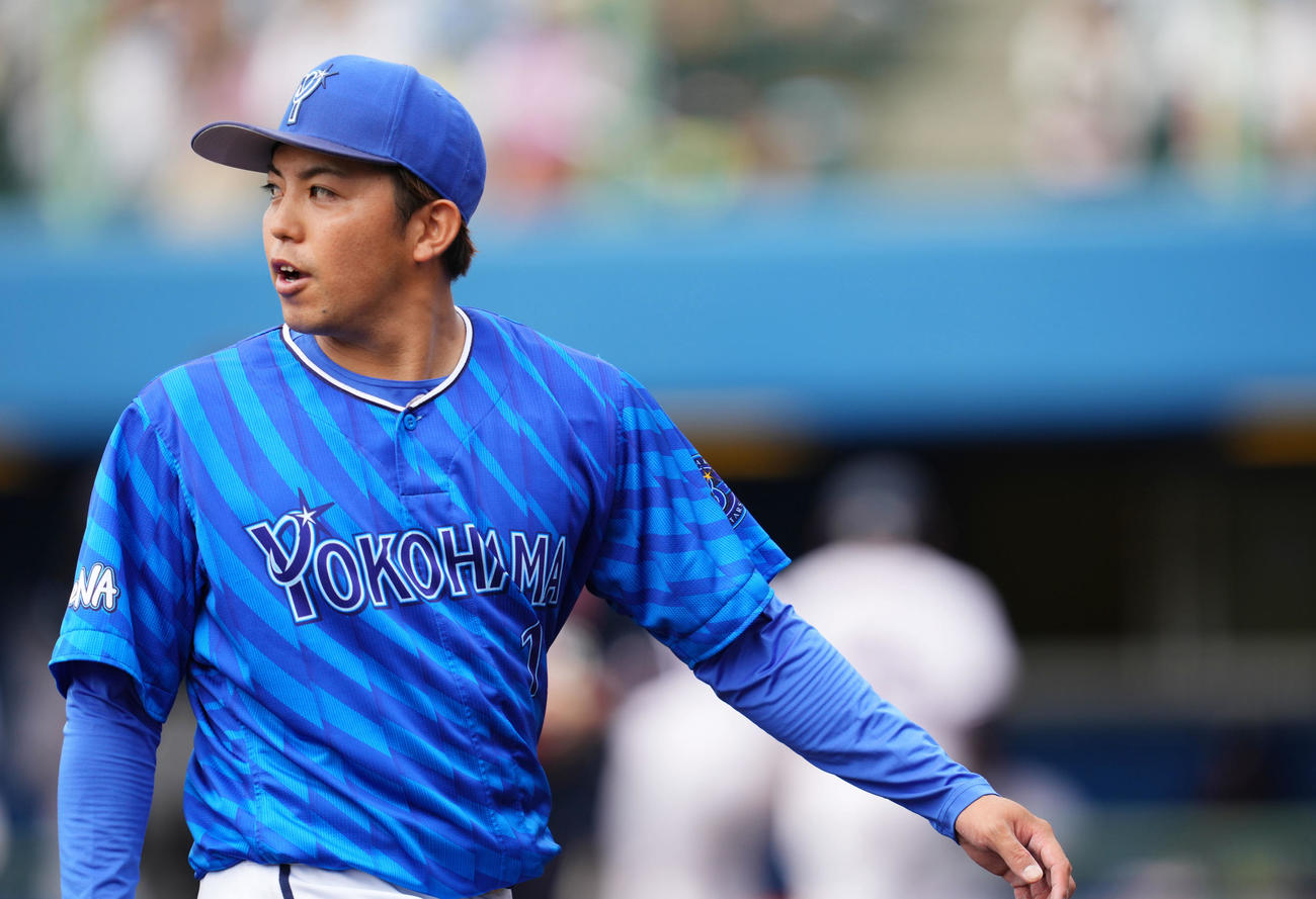 ヤクルト対DeNA 1回裏を無失点に抑え引き揚げるDeNA東（撮影・横山健太）