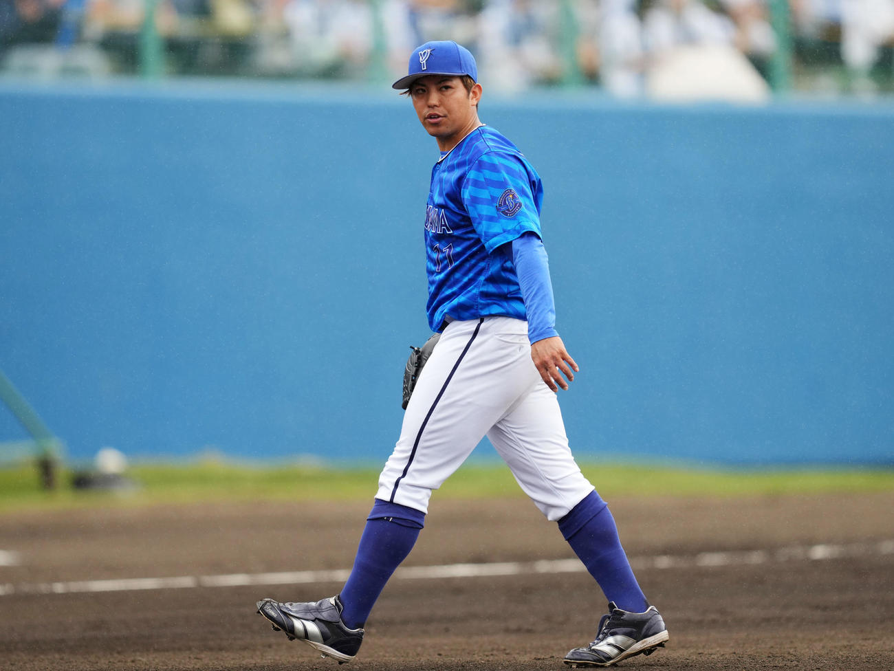ヤクルト対DeNA 2回裏を無失点に抑え引き揚げるDeNA東（撮影・横山健太）