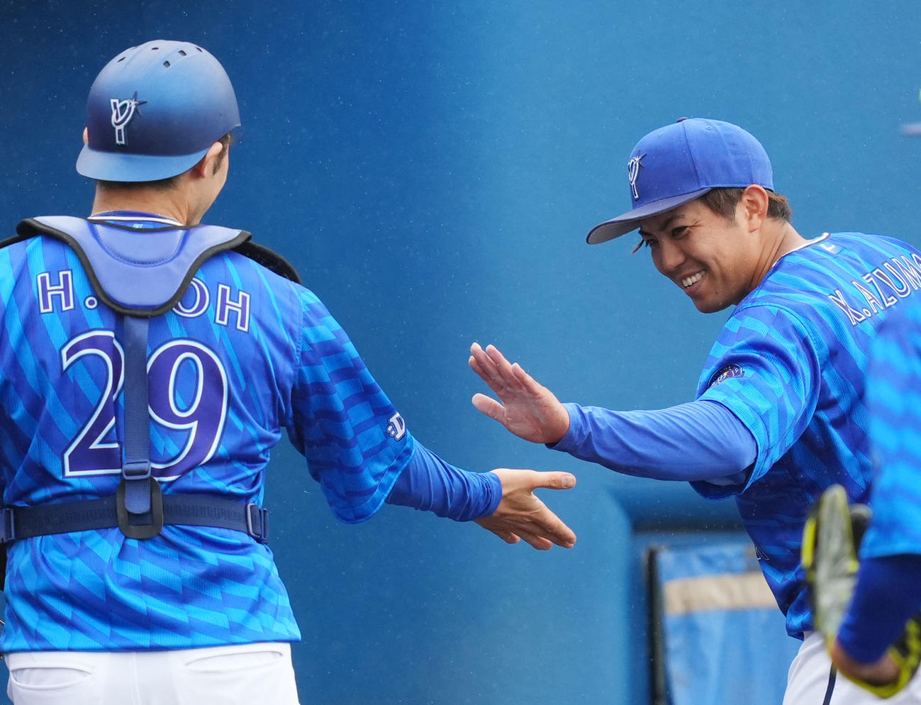 ヤクルト対DeNA 2回裏を無失点に抑えDeNA伊藤（左）とタッチを交わす東（撮影・横山健太）